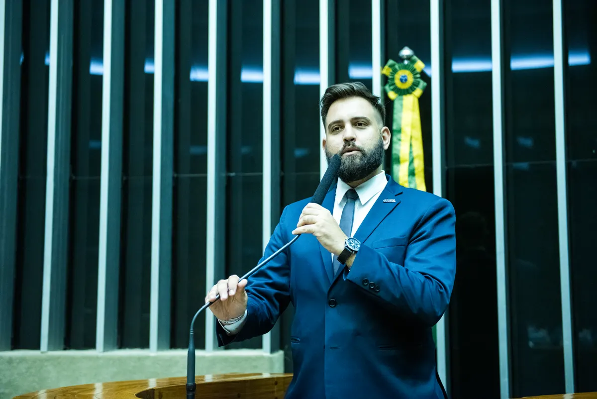 Warlen Miiller discursa na tribuna do Plenário da Câmara dos Deputados